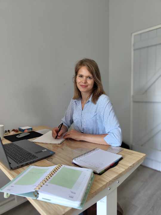 Mélanie, fondatrice de TUAAP, travaillant à son bureau